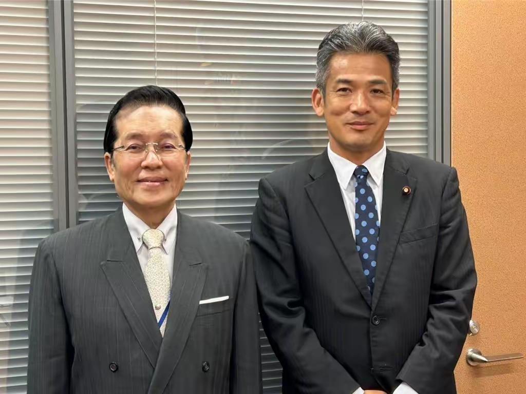 高市早苗那句"台湾有事就是日本有事"，把中日关系冻了快一年，国民党副主席张荣恭跑