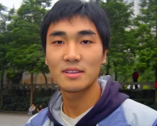 “每月就给我500块，资助不起装什么孙子！”2006年，贫困大学生向海清向媒体怒