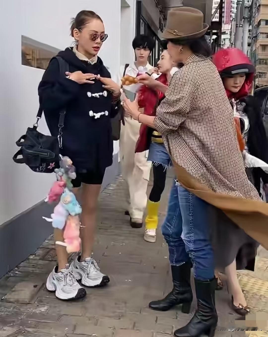 在香港街头随便逛，就能撞见宁静、张柏芝、刘嘉玲同框？这三位往那一站，自带“星光滤