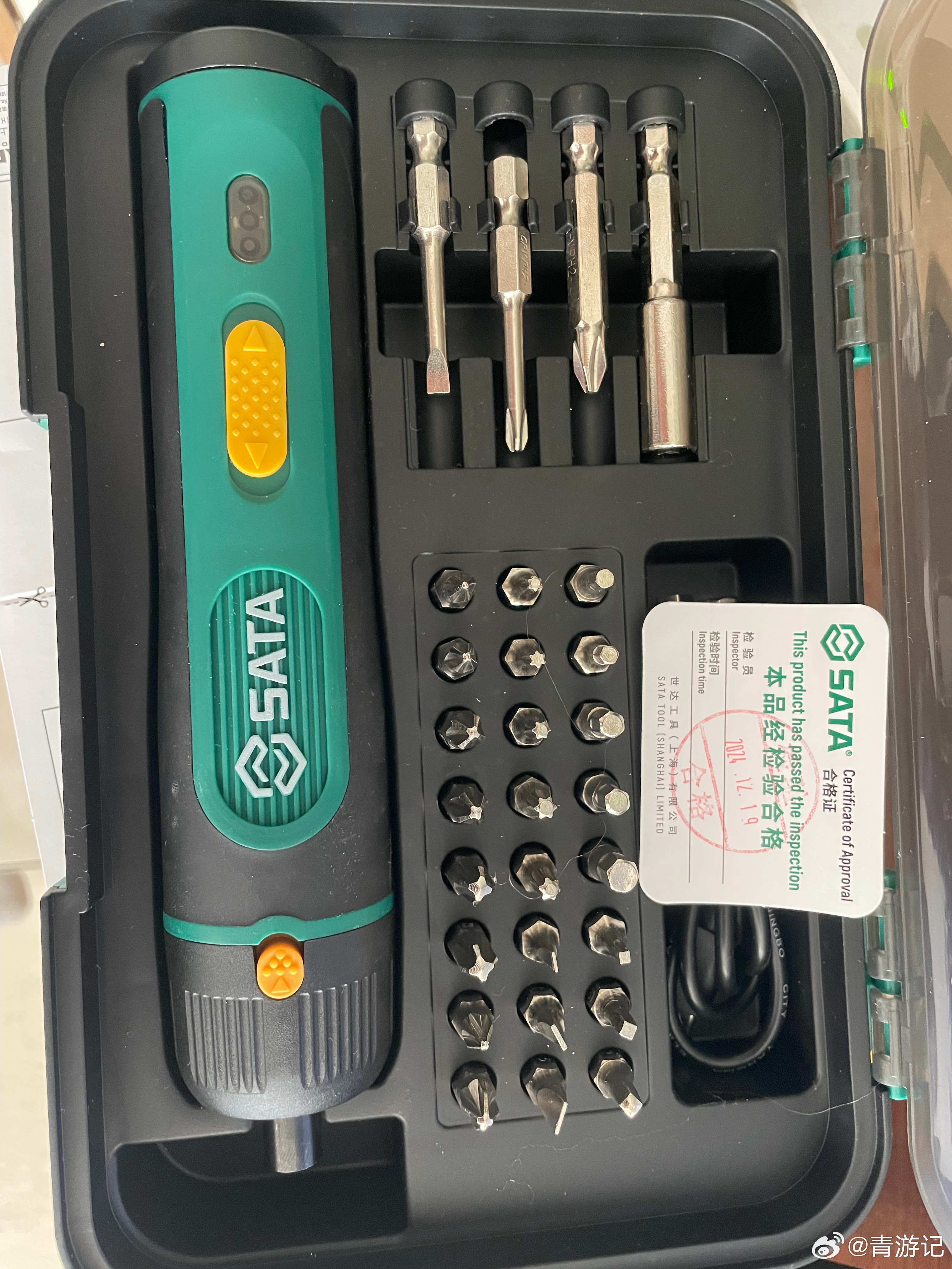 老年男人奖励自己的新玩具