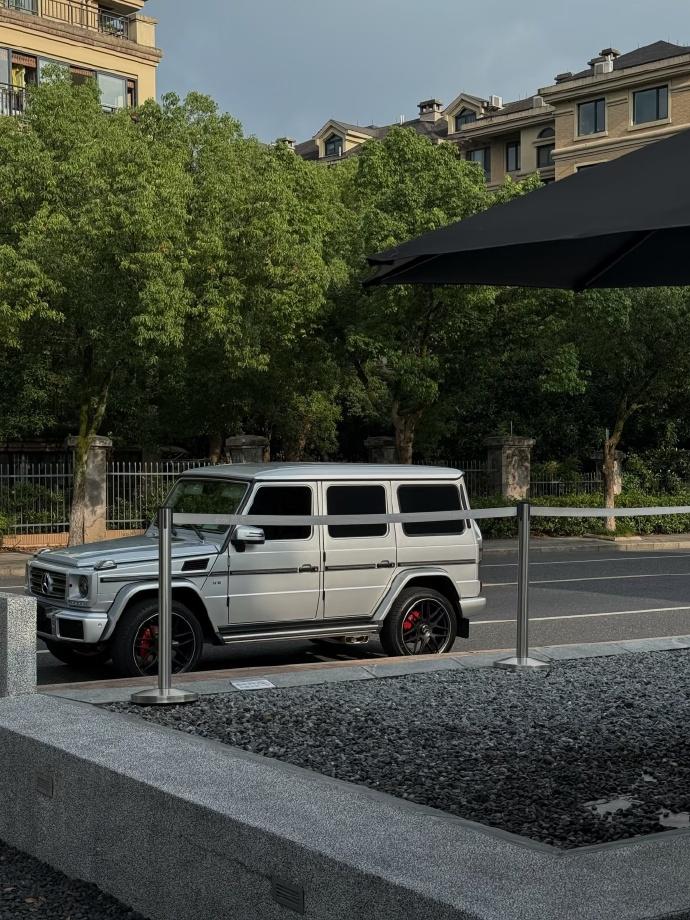 该说不说，银色的奔驰大G真的深入我心，方盒子的外观，搭配上熏黑的轮毂，红色的刹车