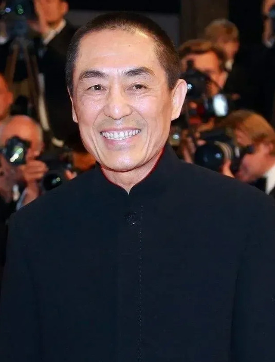 那年，主持人许知远采访张艺谋：“在内地所有的导演中，你最佩服的有哪几位？”张艺谋