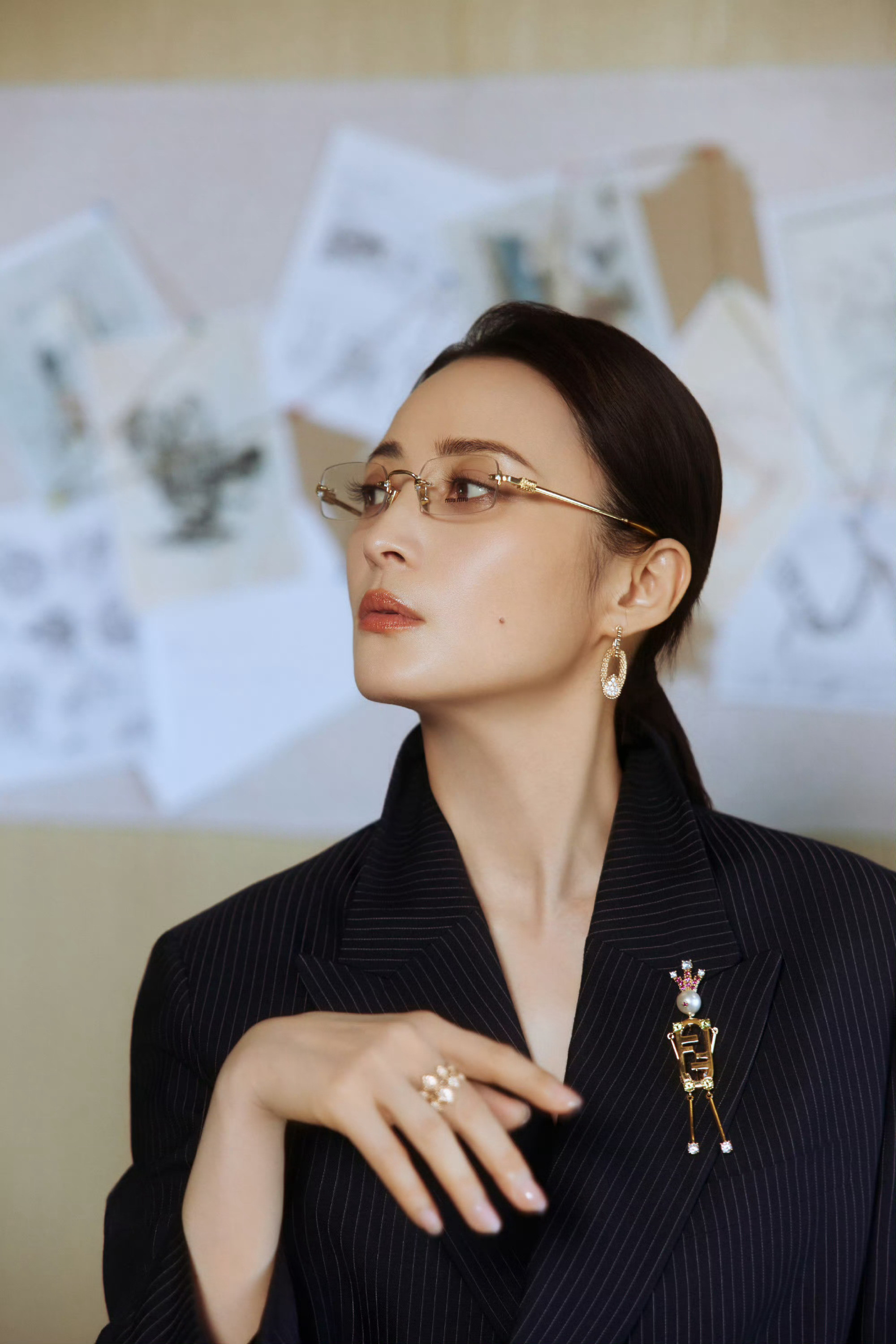 谁被蒋勤勤这套西装+眼镜look杀疯了？！利落剪裁衬得肩线超绝，金丝眼镜一戴，清