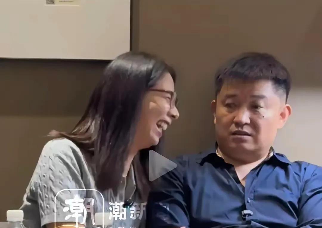 最让人起疑的是，她穿上了被伤害当天所穿的那件衣服和鞋子。从面相来看，这女子就不