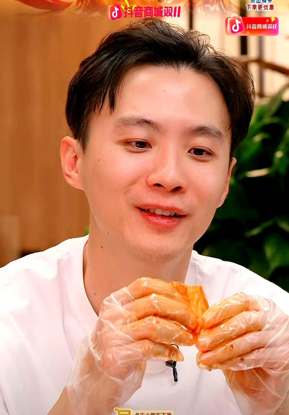 天权直播没吃一口产品，弹幕炸了：“你咋不吃？”他笑笑：“太好吃了，怕吃完，就