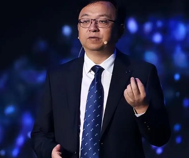 王传福从口袋掏出拇指大的一块电池，全场安静了。 9月6日晚，合肥，中科大思政