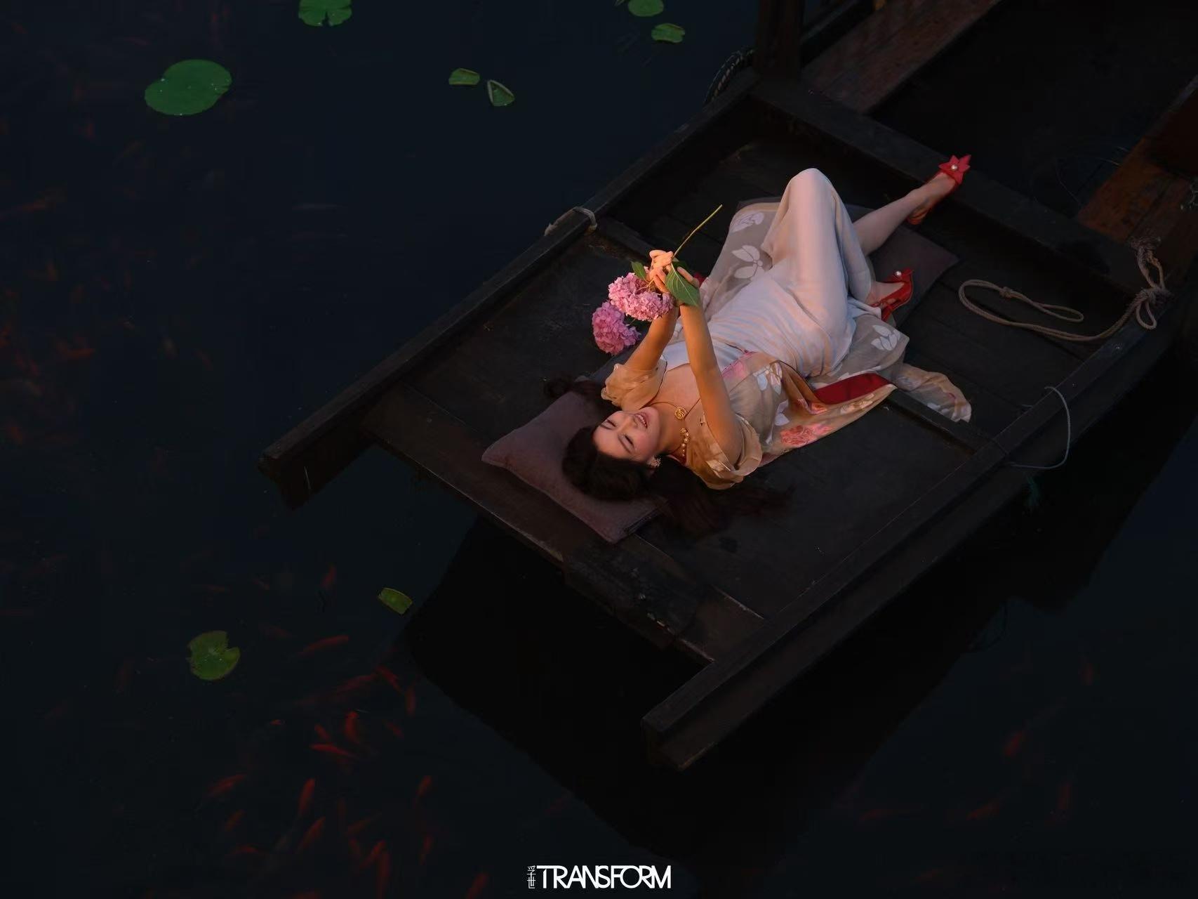 孙芊浔来苏州昆山锦溪古镇拍杂志孙芊浔把夏天具像化了白墙黛瓦、荷叶风、石桥光影——