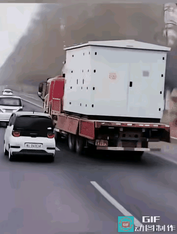 大车真坏，挡住后面的小车不让超车，一看就是故意的。一辆箱货在前面龟速行驶，后面