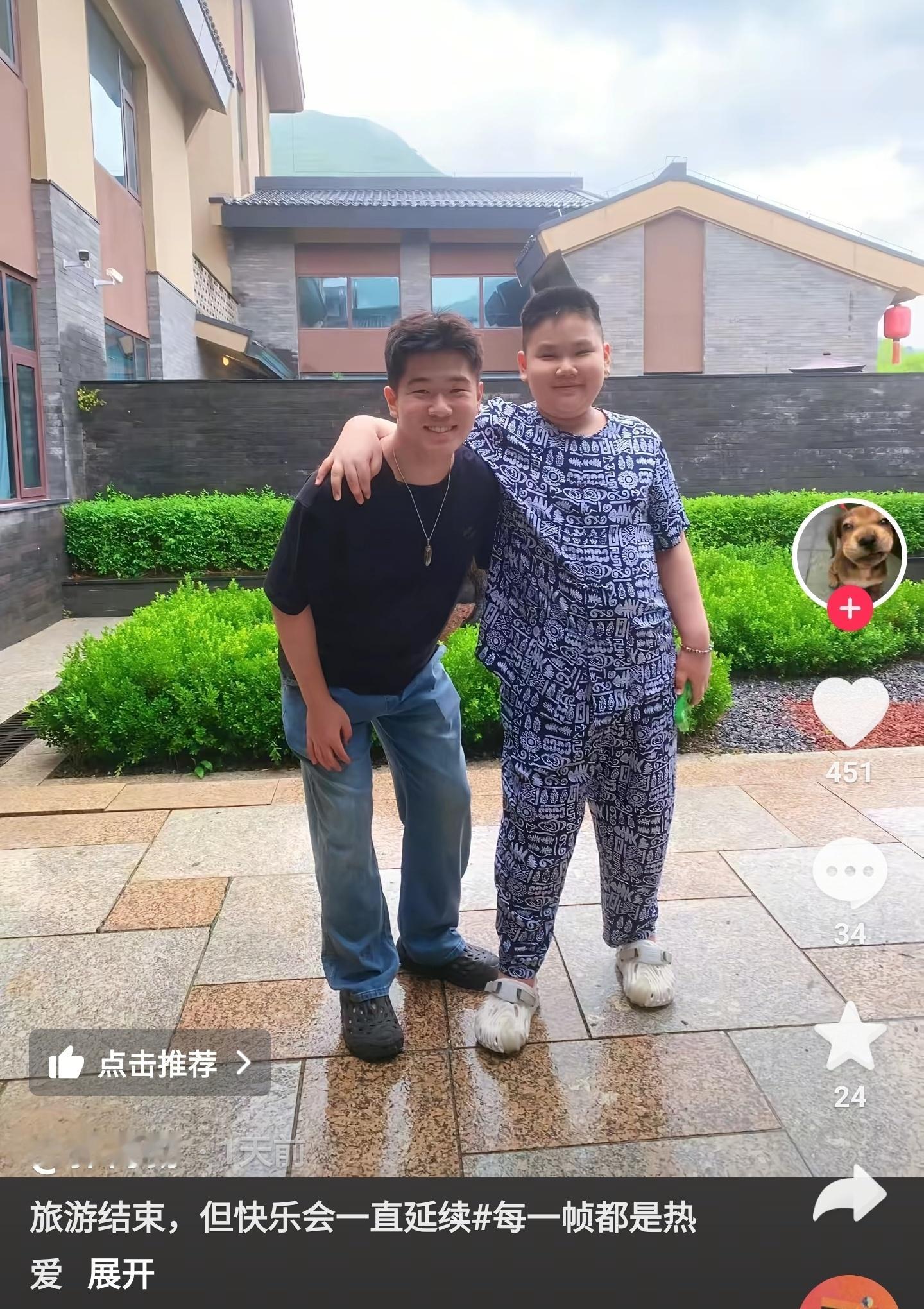 德云社霄字科徒弟郭霄勃发布的一张合影，是他和郭德纲儿子郭汾阳的照片。画面中，15