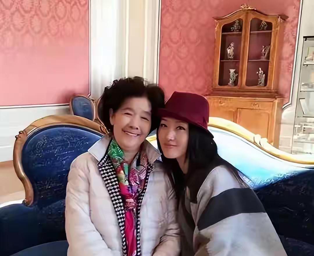 53岁杨钰莹深圳日常：豪宅顶楼种菜，陪妈过日子太舒心！[比心]昔日甜歌天后杨钰