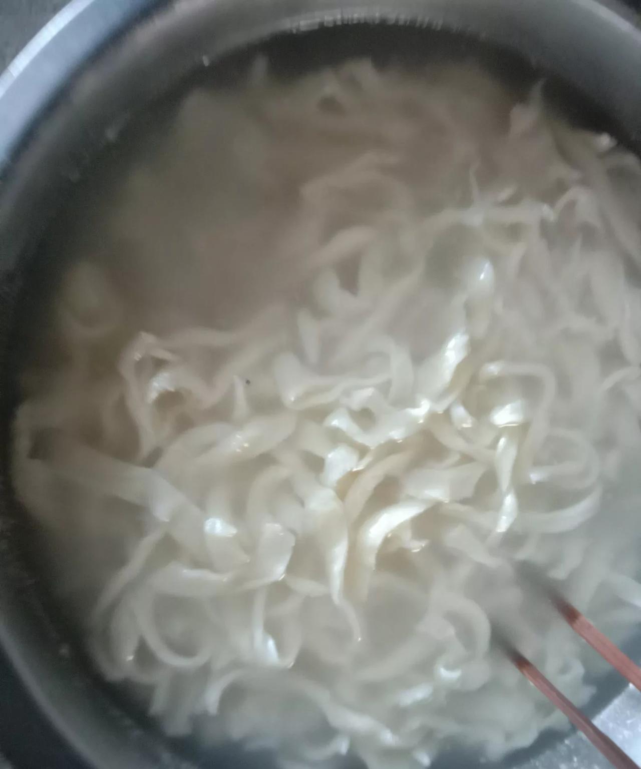 手擀面条今晚吃的我活的面然后切放到盖帘上大锅烧水烧到沸点抓手擀面条