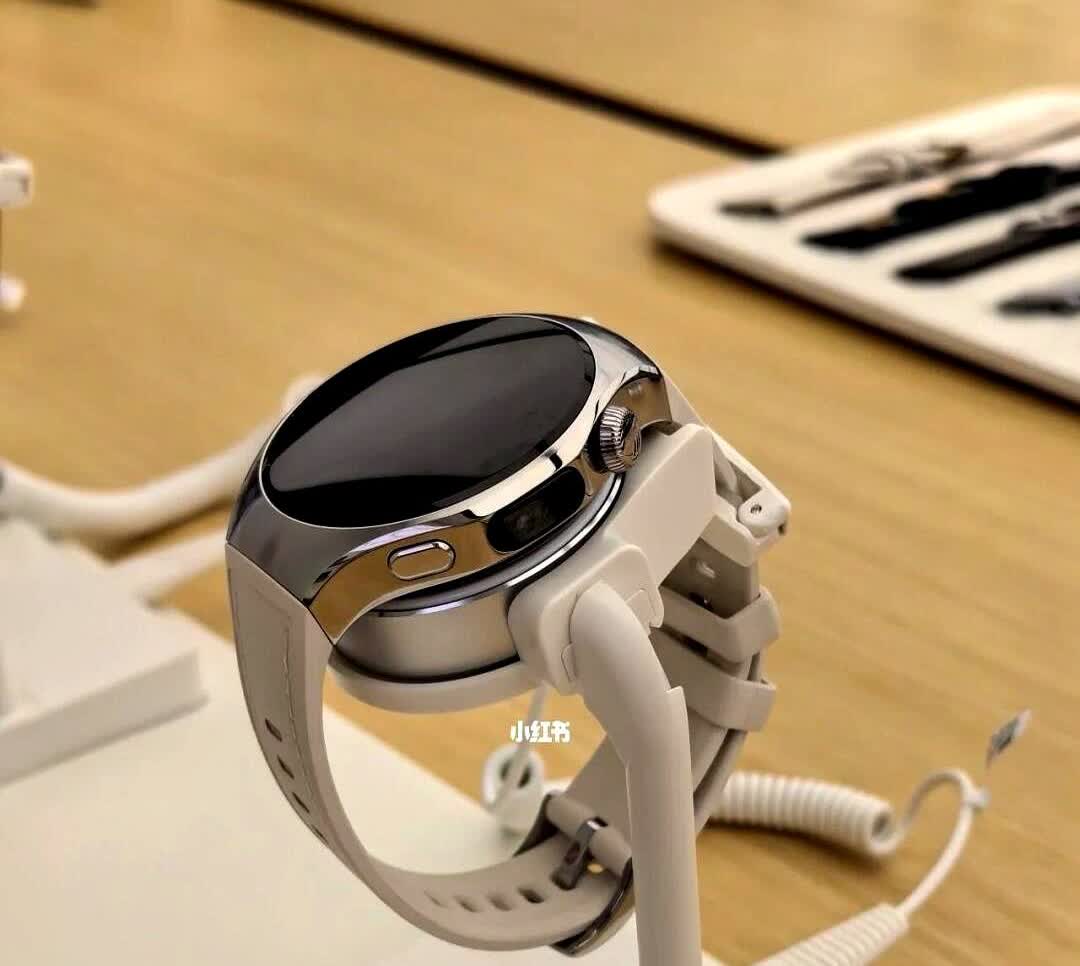 华为推出了新款高端智能手表Watch5。有两种型号，大号的电池续航时