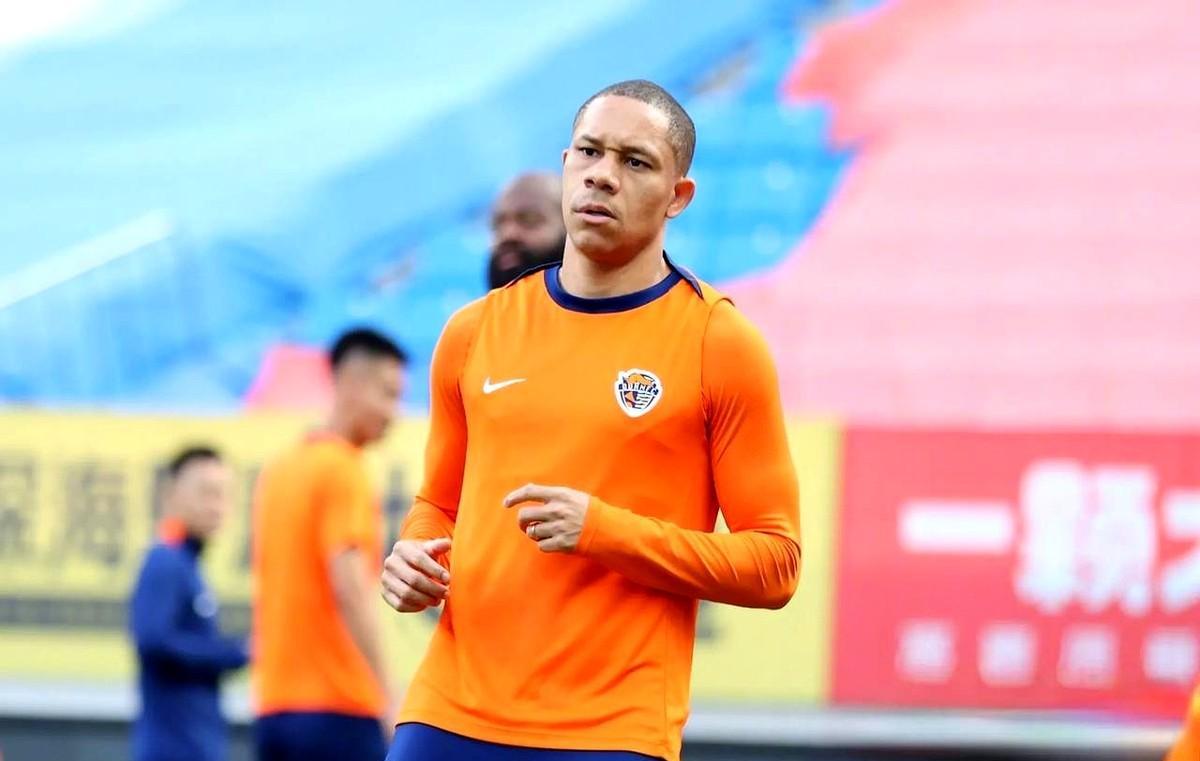 兰克尔不练了，康瓜摔门走了，威林顿腿一拉，青岛海牛的更衣室像被点了火。俱乐部连