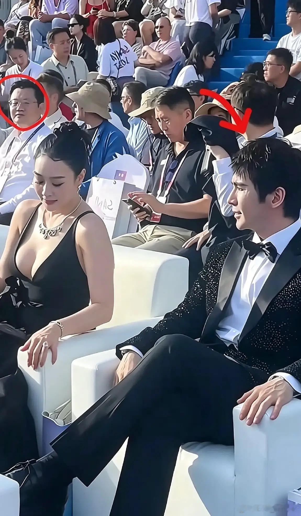 钟丽缇身段太亮眼，老公看呆，旁边大哥也愣神，俩人眼睛都直了。​​​