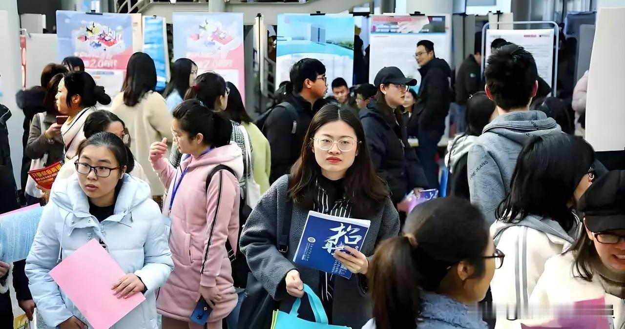 1400选1不是神话：拼命“上岸”的背后，藏着最扎心的就业悖论国考报名数据一出