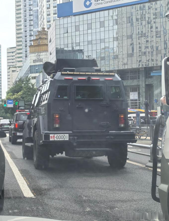 偶遇剑齿虎防暴车，车长6.7米，宽2.36米，高3米，满载6.8吨，V10发动机