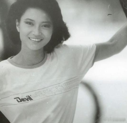 演员陈敏儿去世前TVB花旦陈敏儿因病离世，终年65岁。八十年代她是无线力