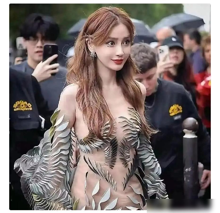 杨颖这种女人，算是彻底把路走绝了。巴黎时装周那身Dior高定，往镜头前一站，