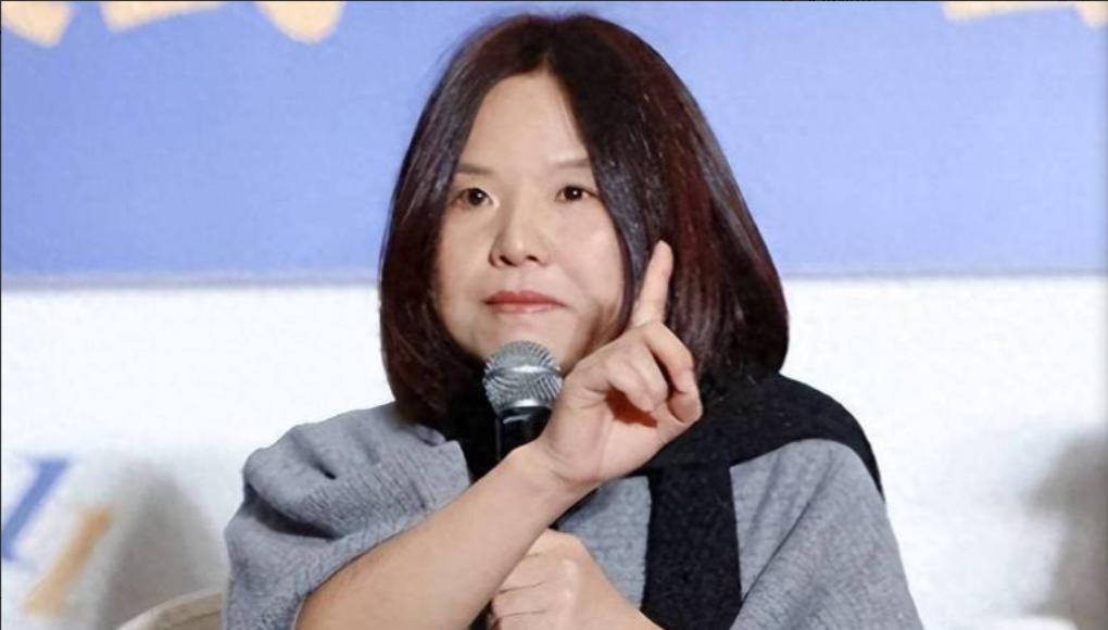 何巧女当年可不是一般的生意人，她从安徽出来，靠着在北京中关村卖苗木起家，后来抓住