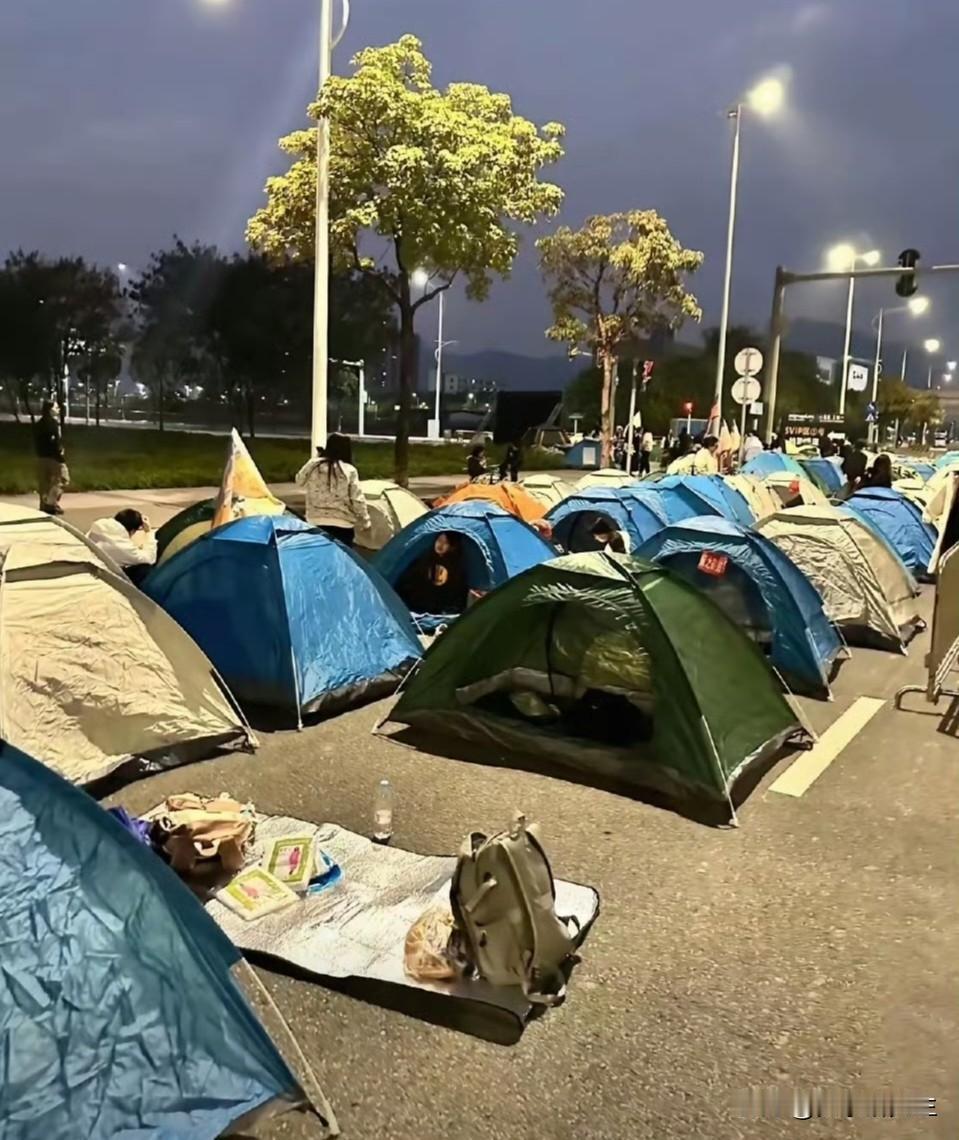 这个国庆假期，不少景区周边的空地上，帐篷一顶挨一顶地支了起来。年轻人算得很明
