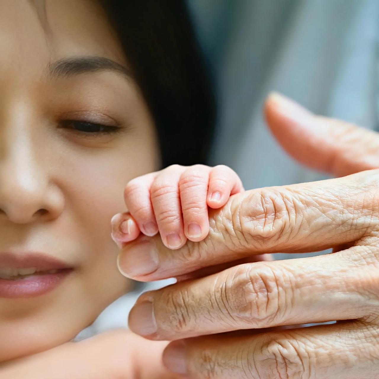 59岁诞下4斤4两男婴！这份迟来的母爱太戳人1月9日，苏州59岁的邹女士在