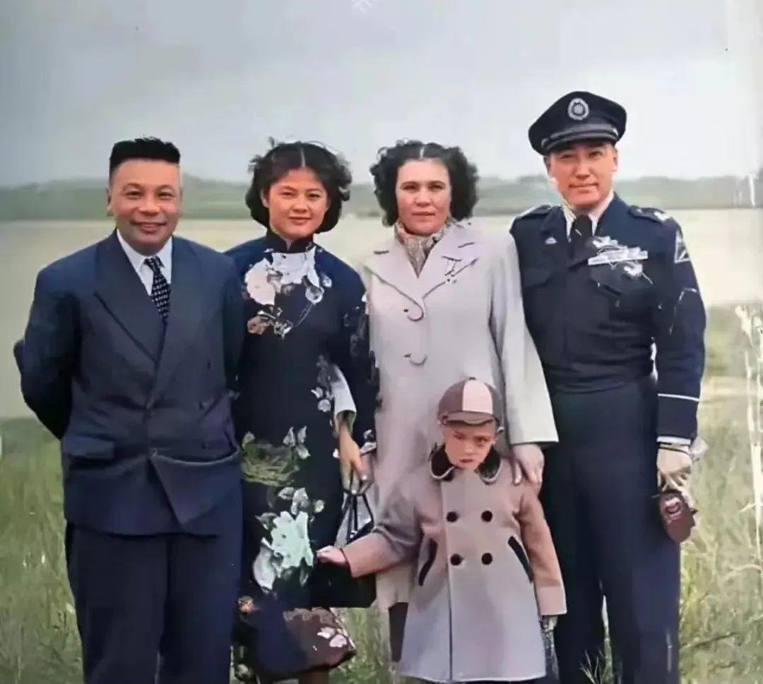 晴雨风说史晴雨风说史1949年，蒋经国夫妇和蒋纬国夫妇在杭州留下了这张合