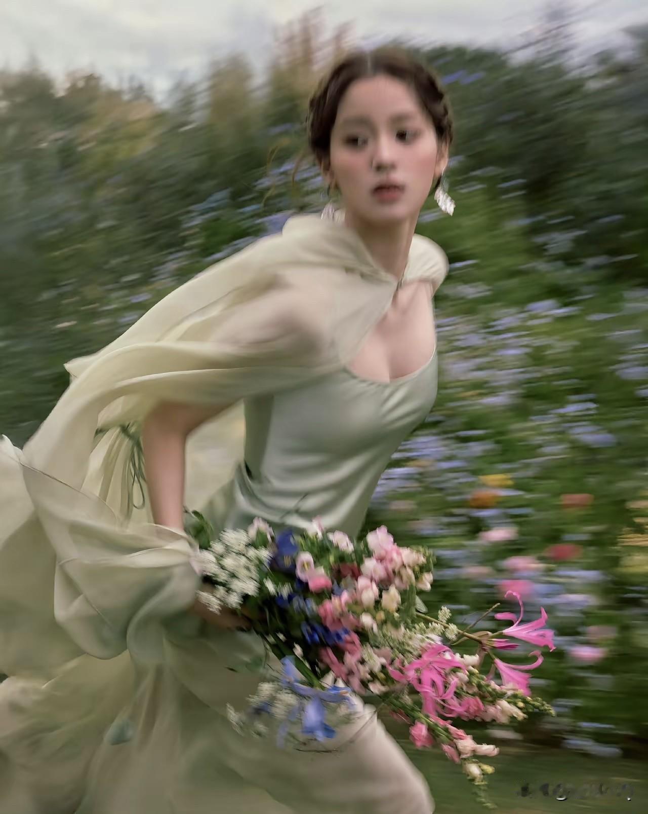 这绝对是欧阳娜娜的高光时刻，美出天际。欧阳娜娜衣着绿薄纱肆意在花丛中奔跑，仿佛是
