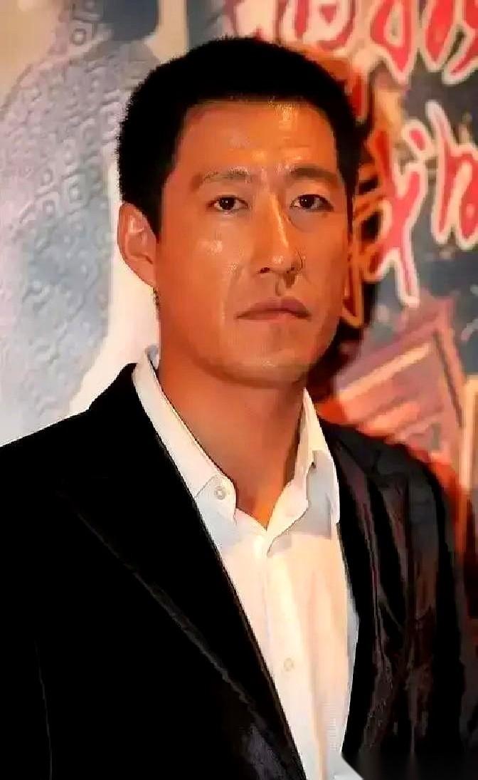 翻开娱乐圈那些真假难辨的陈年罗生门，演员于震和前妻方柏霓的那段“剧组飞凳”旧闻，