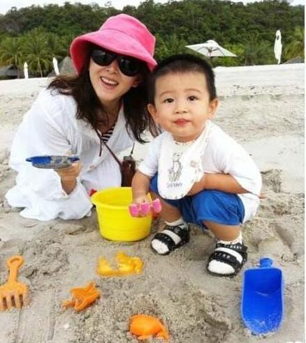 父亲姓“连”, 给双胞胎女儿一个取名“连连看”, 另一个更是随意