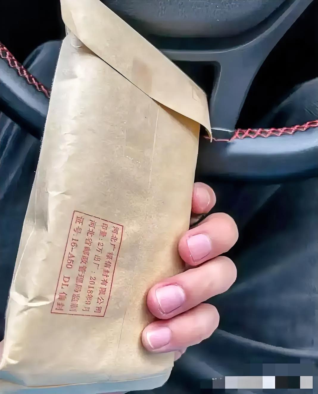 采购吃回扣一般怎么被发现的呢？就这么说吧，100块钱的东西你80块谈下来，回头给