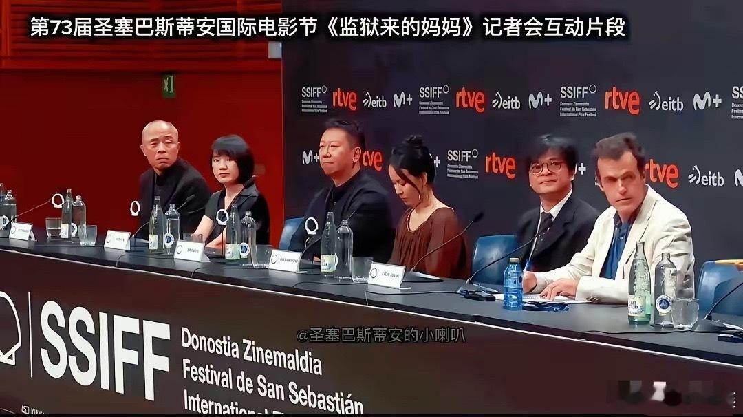 真搞不懂现在的某些导演，出国一趟，膝盖就软得站不起来了。接受外媒采访时，人家主持