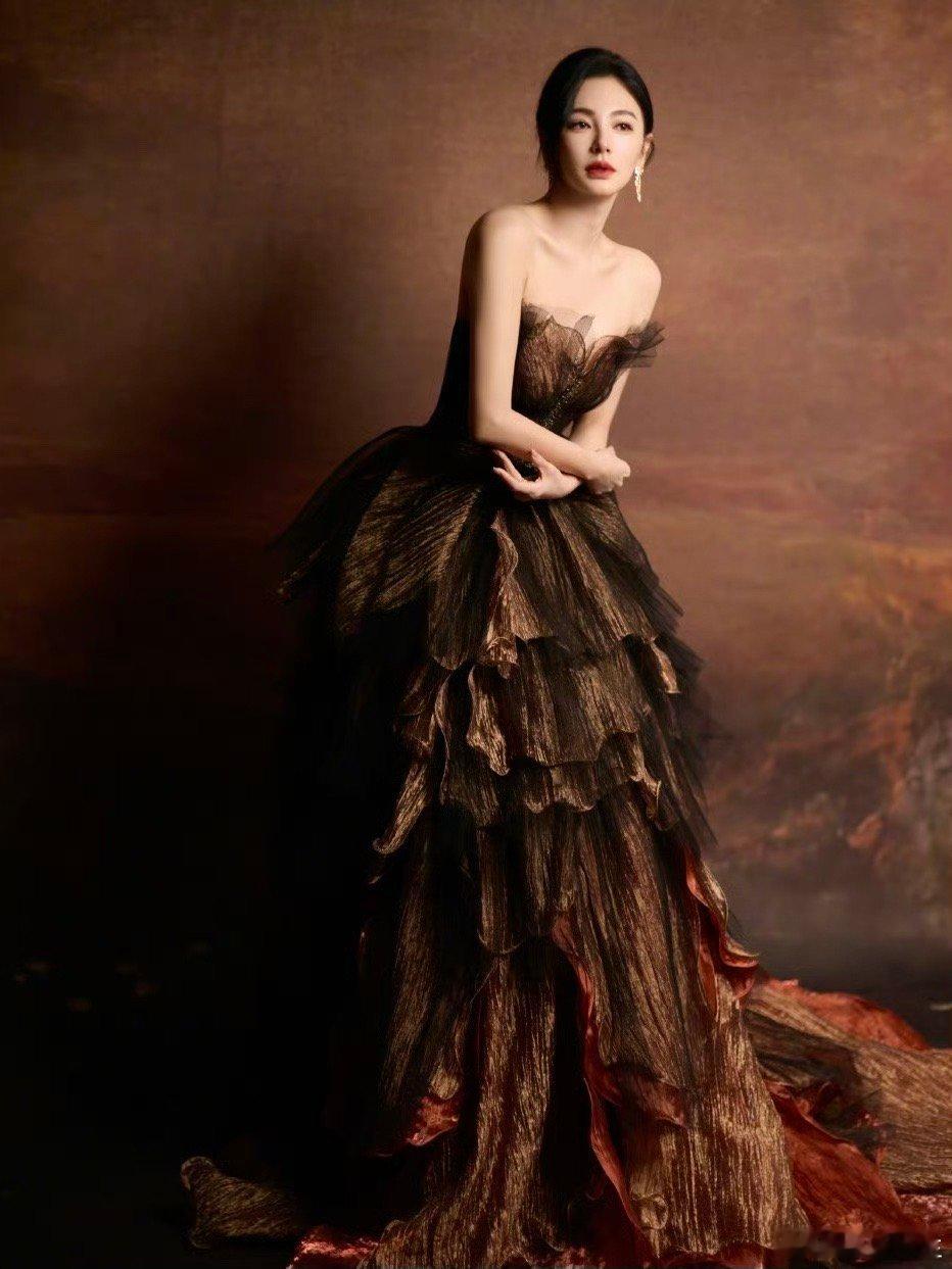 张雨绮焦糖蛋糕张雨绮这身焦糖蛋糕裙简直绝了！灯光下像流动的蜂蜜琥珀，层叠的裙摆