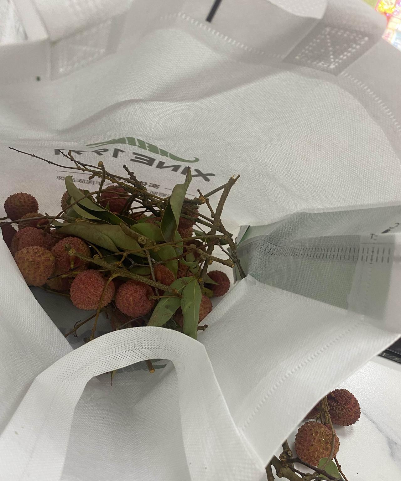 外甥女的有一个好朋友，今天送来一些桂味荔枝，说是男朋友送给她的，她一进门就