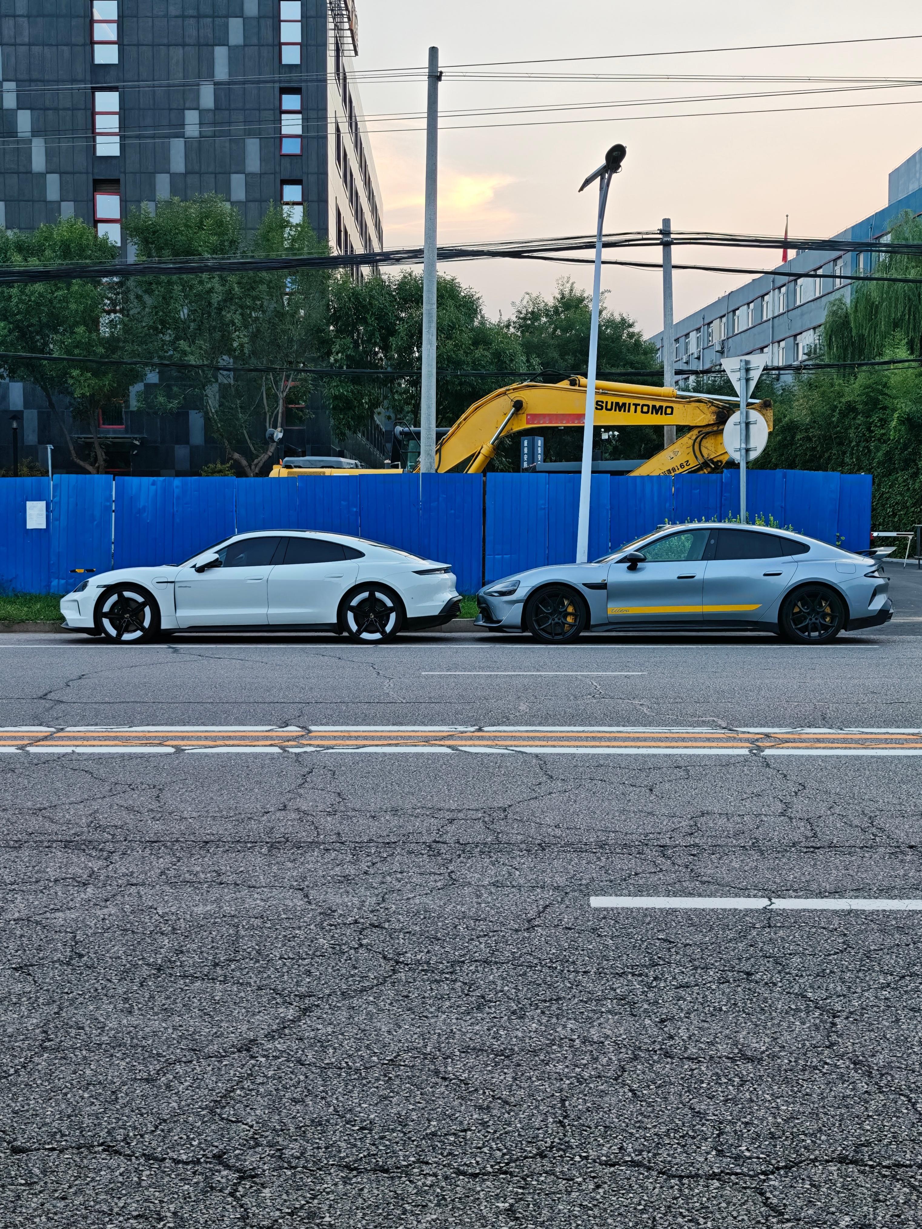 路遇保时捷Taycan和小米SU7Ultra同框~这俩车前后差异很大，但侧面是