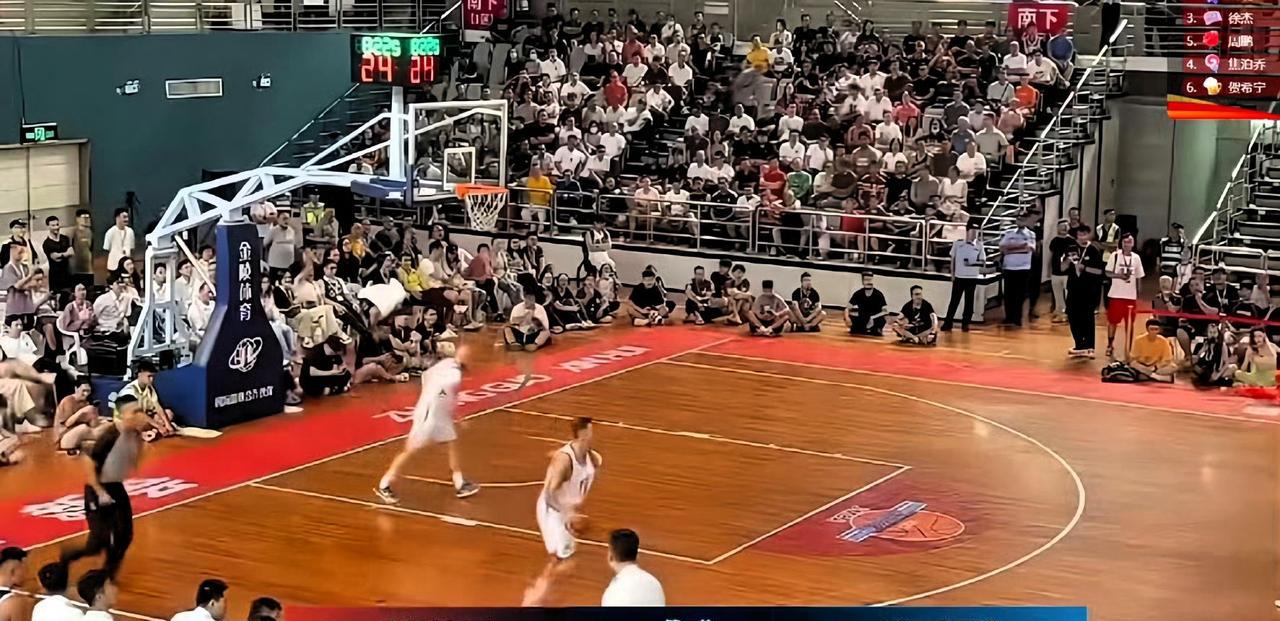 近日，宏远小外援麦尔在美国看广州龙狮NBA季前赛，还特别要两个CBA用球来提前适