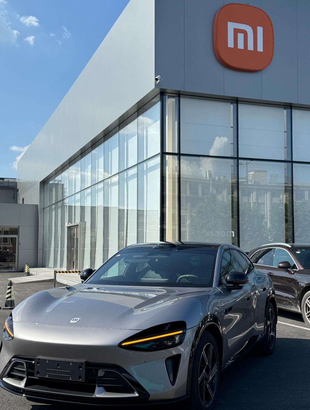 站在小米门店前摸到YU7方向盘的瞬间，就知道这台跑车不只是颜值派。踩下电门，3