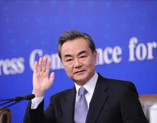 反常！芬兰主动连夜致电中国。 北京时间1月6号晚上，芬兰外长瓦尔托宁主动约了