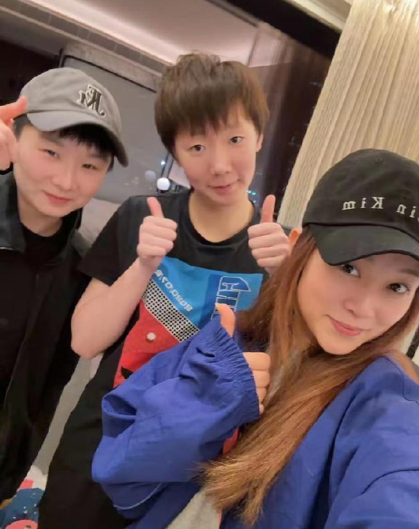 王曼昱老友晒合影，一起比赞庆祝冠军！澳门全运会乒乓球女单比赛结束，王曼昱在成功