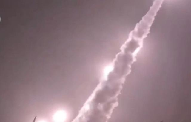 美伊谈判的实质就是我要打你的了，但你手中有威胁我的武器，所以在打里之前，双方要先