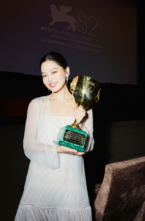 娱乐八卦辛芷蕾现在彻底火了！凭借电影《日掛中天》获得第82届威尼斯国际电影节最