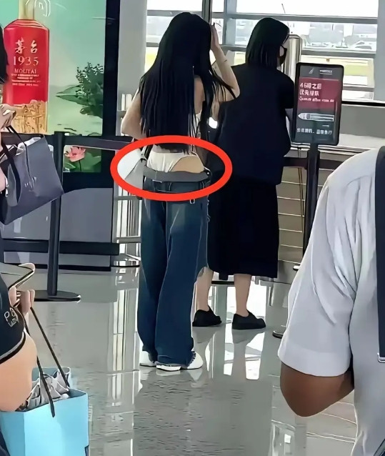 姑娘你穿成这样！就不怕回家你妈打你吗？