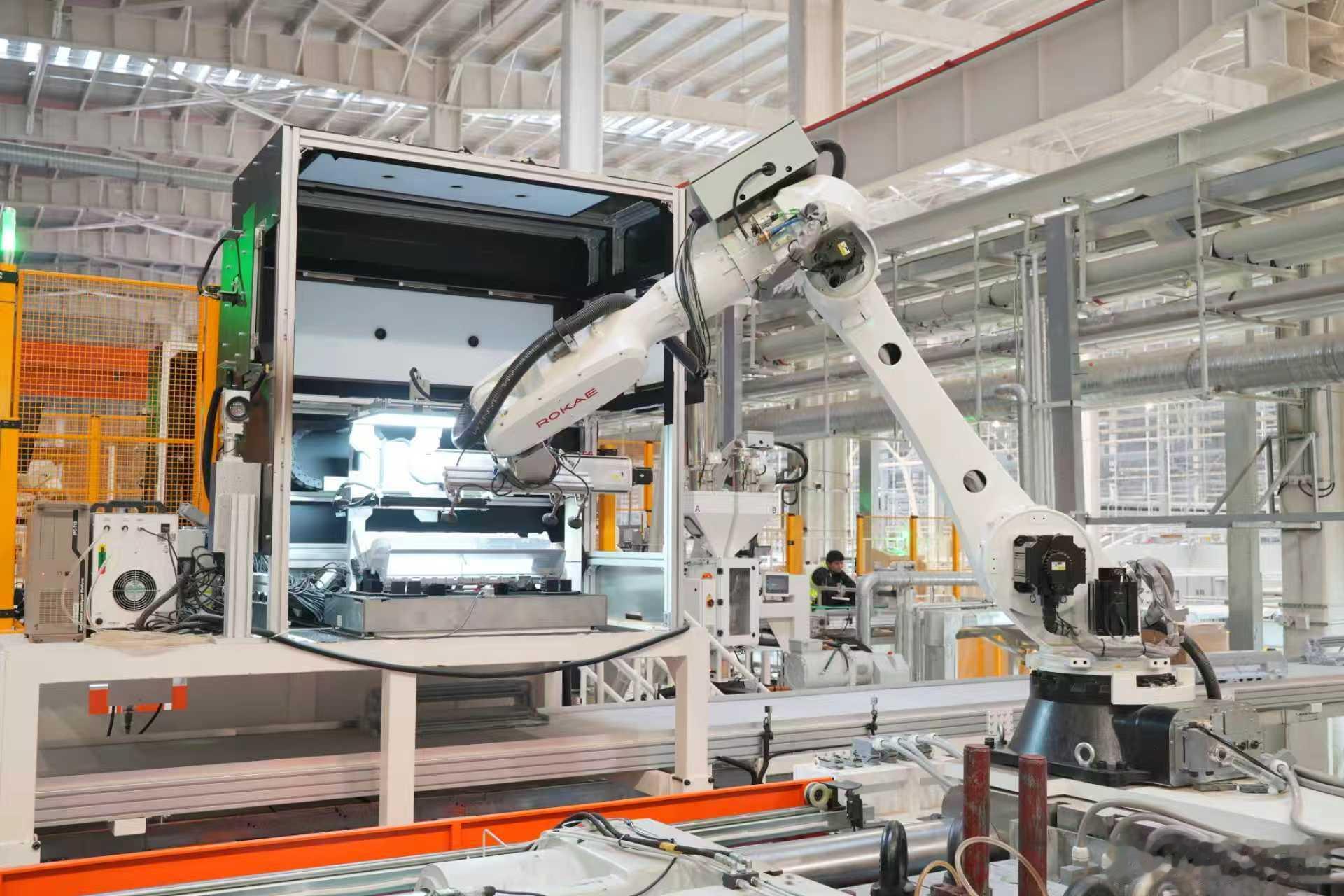 小米武汉自动化智能家电工厂出货了，好高级，全是机械臂，以后没人喷小米空调是代工了