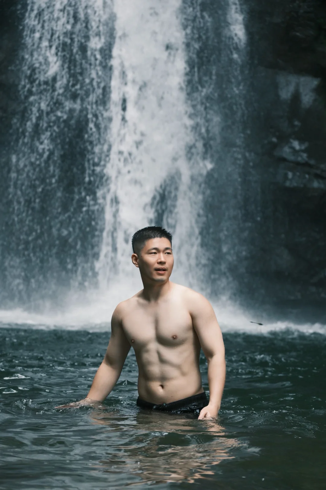 来吧，到小瀑布里玩水了💦