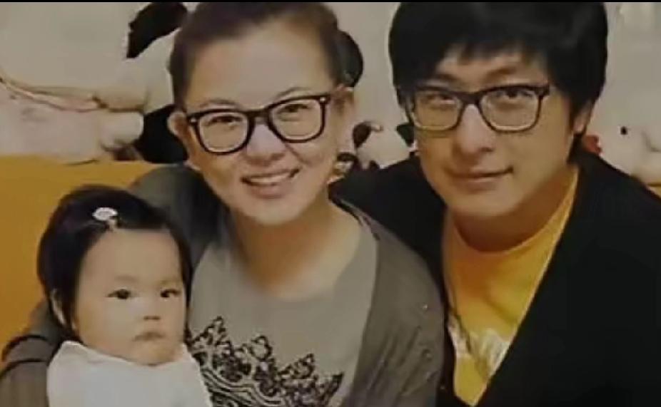 考古李湘王岳伦的全家福，原来幸福也曾满屏溢出✨第一次刷到这张老照片，真的被