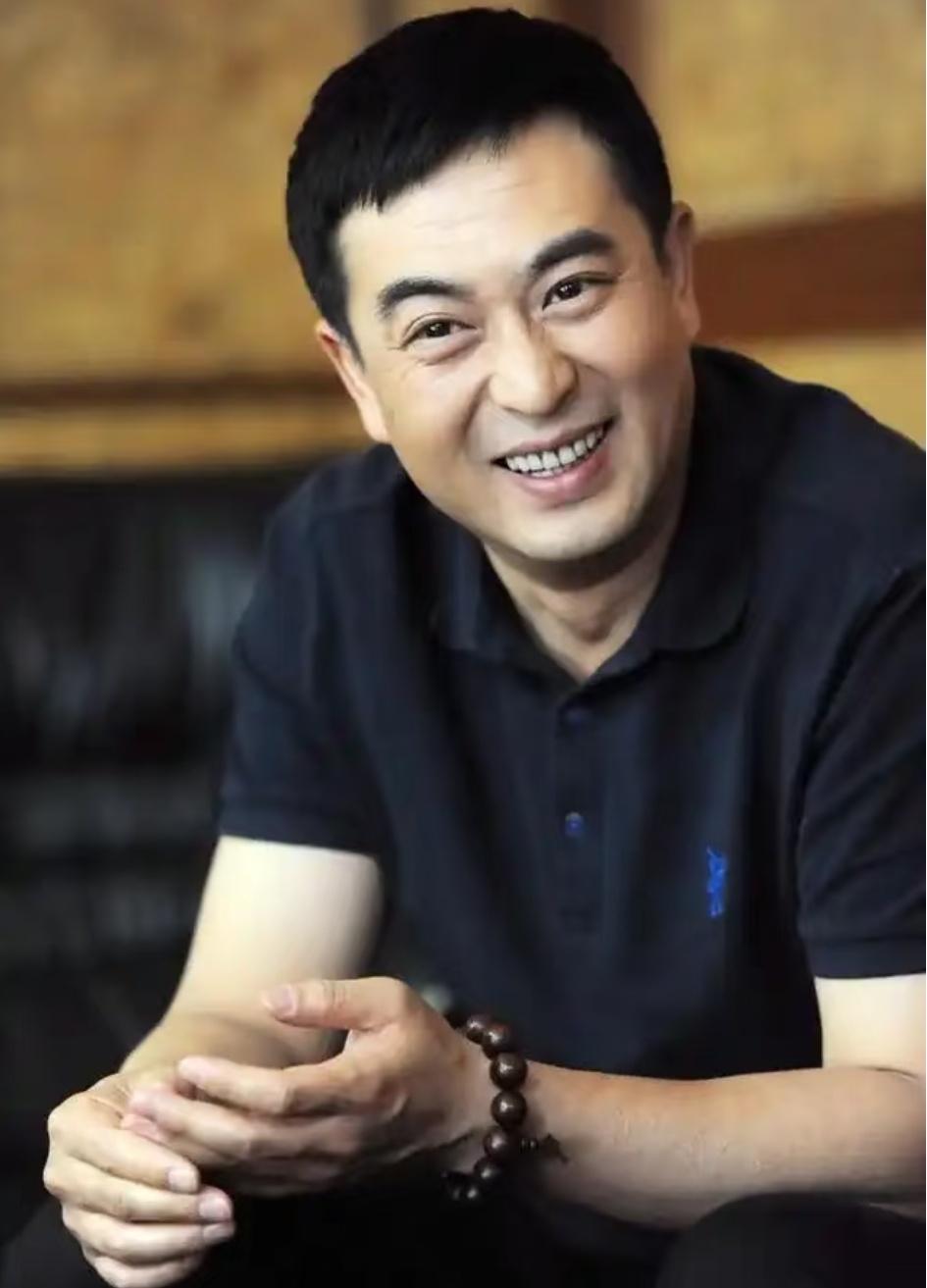 本以为张嘉译助理孙鹏就是个混饭吃的记不住词跑腿慢、连端茶倒水都常出错可张