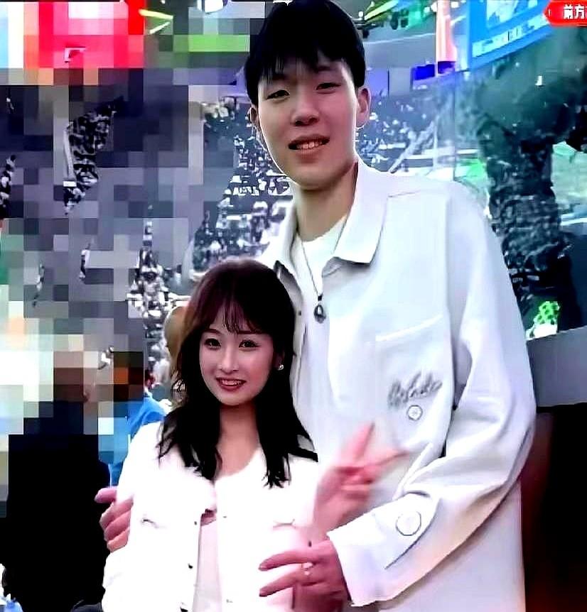 全网这两天都在酸杨瀚森。他女朋友直接丢掉国内的工作飞去大洋彼岸，硬是守在异国他