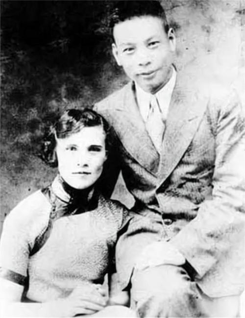 1934年，20岁的蒋经国（化名尼古拉）与17岁的芬娜在工厂相识，蒋经国对她一见