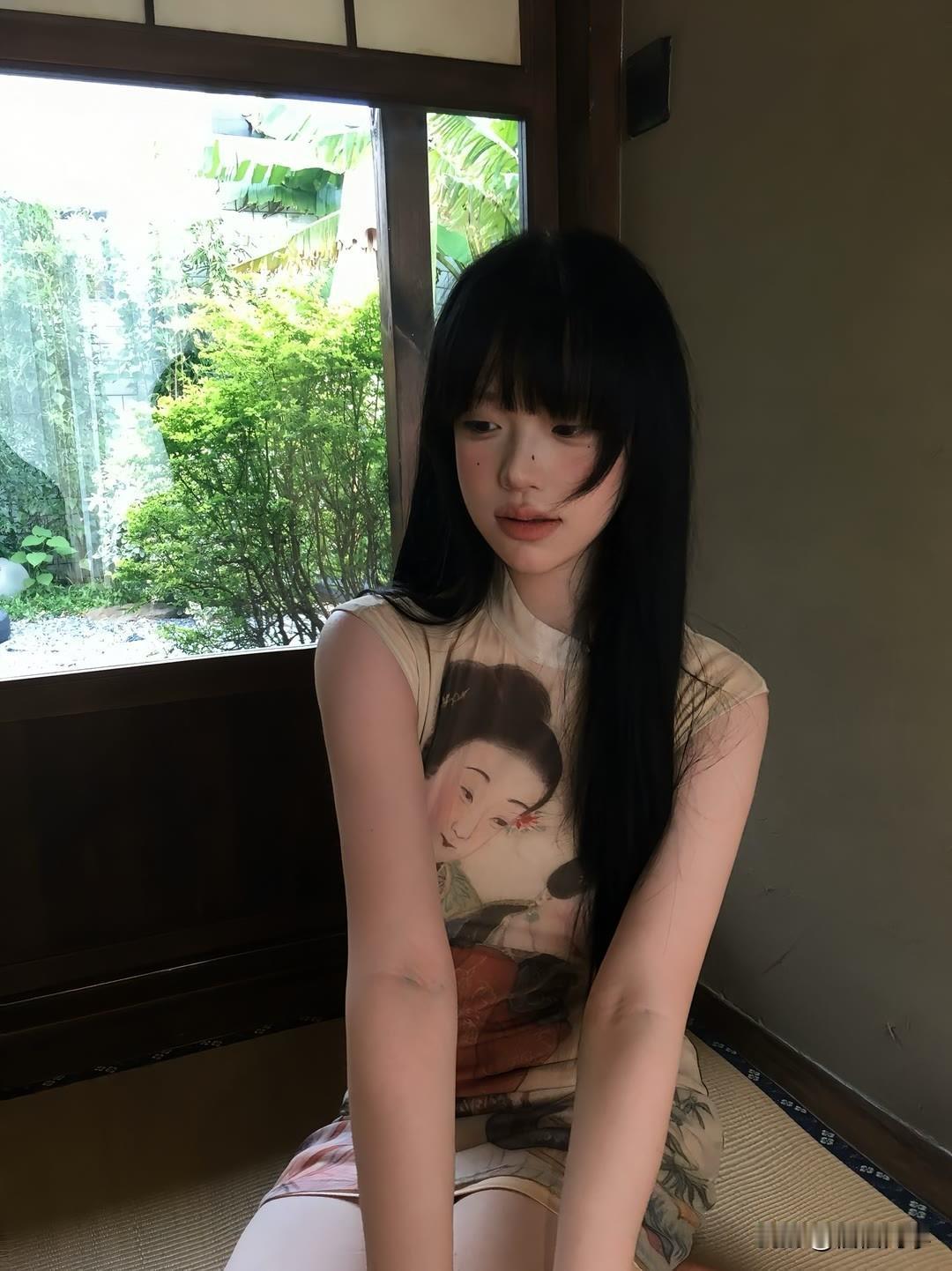 日式和风少女，静坐窗前，感受自然之美。日式美女茶间美少女