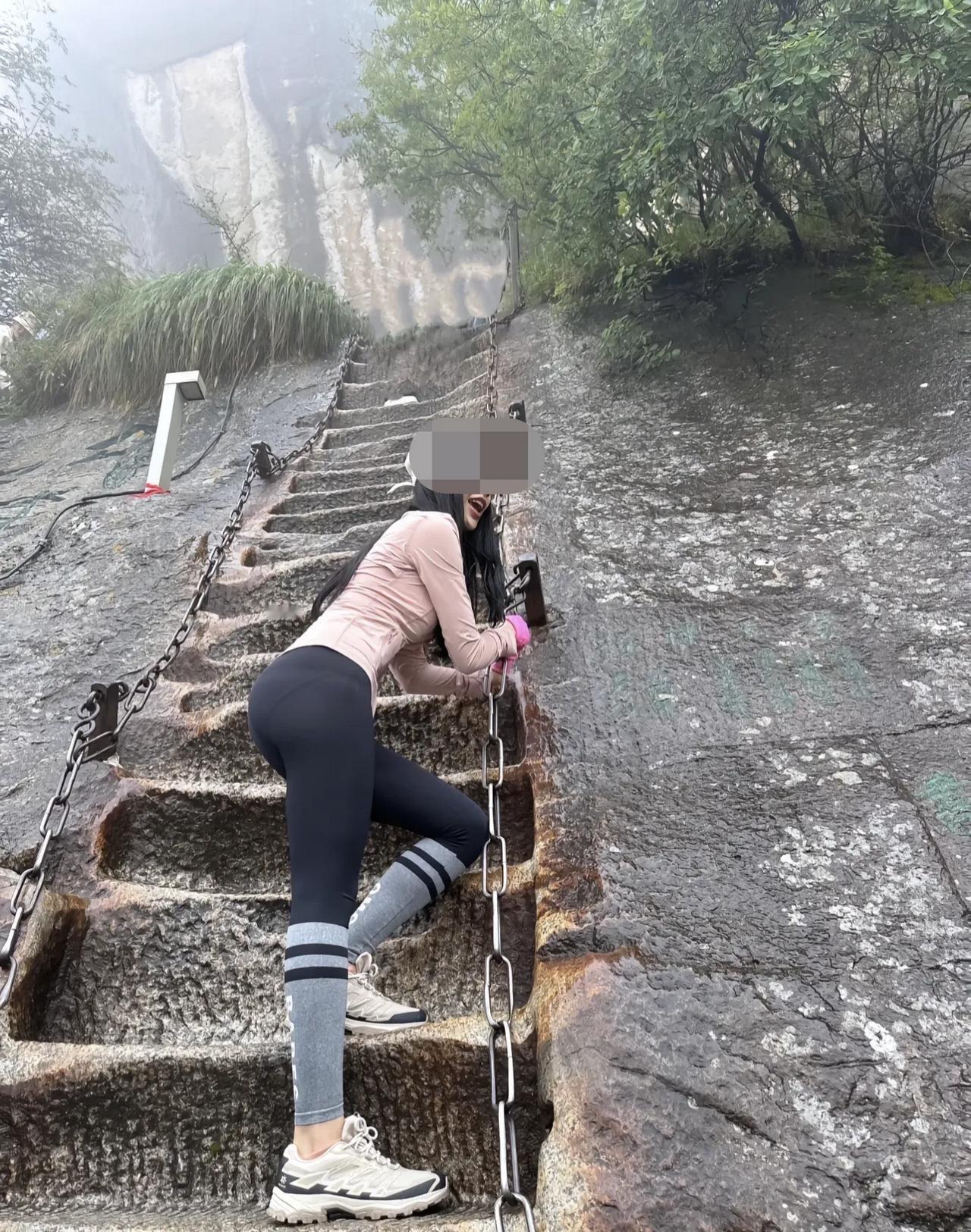 现在很多女人总喜欢穿瑜伽裤逛街，爬山等，她们以为这样穿可以展示自己身材，还说这是