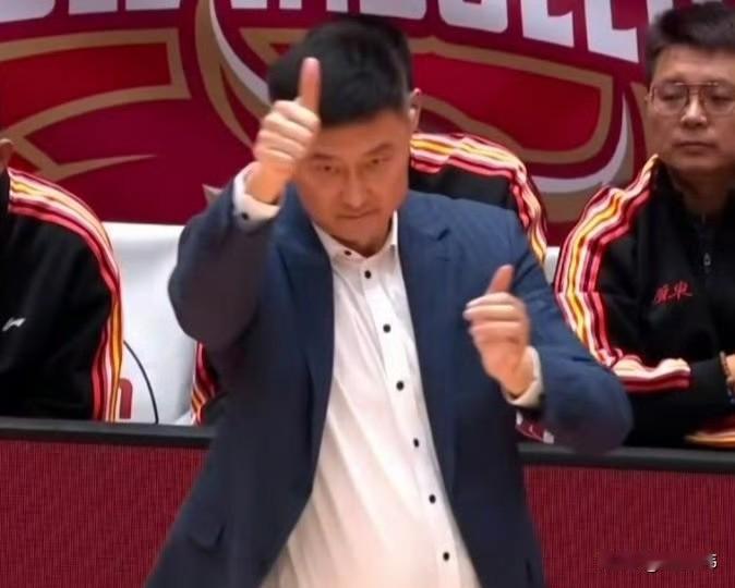 杜锋谈广东队赢球：“今天的防守，比上一场好一点。”“进攻也更加流畅。”